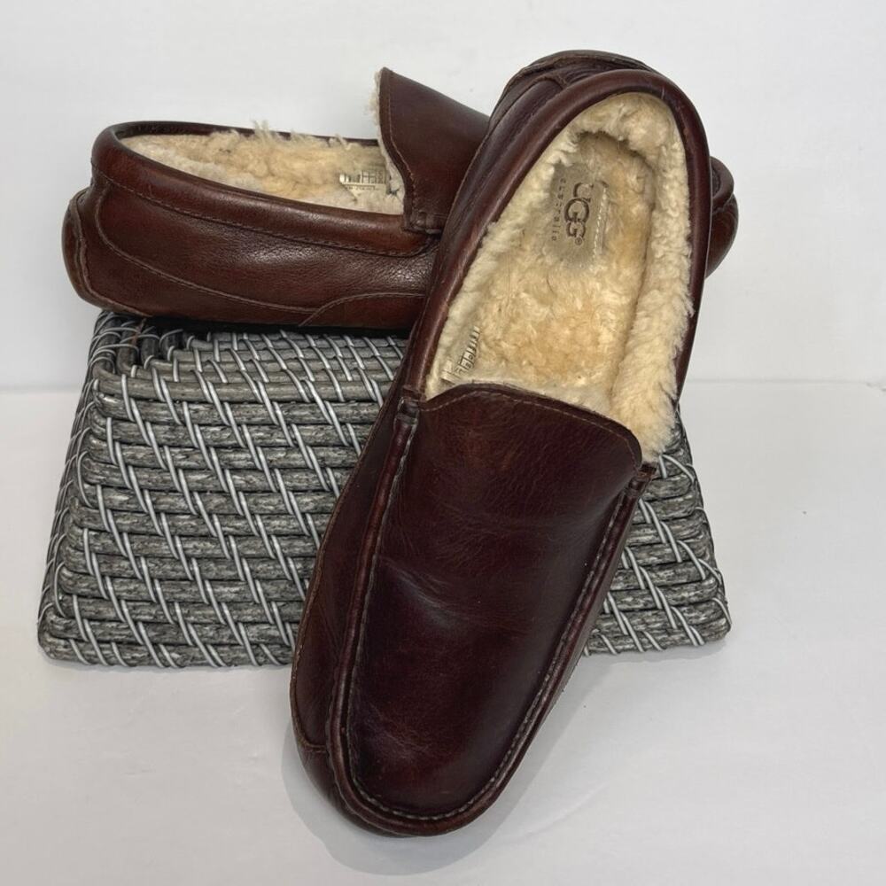 UGG Ascot Moccasin Slippers Mens 10 Brown Leather Shearling Lined 5379